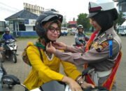 Operasi Simpatik, Polisi Bagi Bagi Helm