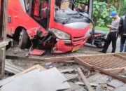 Diduga Rem Blong, BRT Koridor VI Tabrak Warung