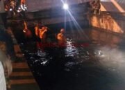Pengendara Motor Jatuh Dan Terseret Arus di Sungai Jalan Raya Majapahit
