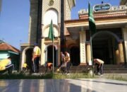 Belasan Anggota Polisi Gotong Royong Bersihkan Masjid