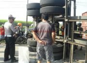 Kontainer Bermuatan Jagung Terguling di Jalan Purwodadi – Blora