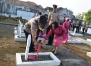 Kapolres Demak Ziarah ke TMP Cahaya Ratna Bintarum