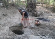 Gali Sumur di Tengah Sungai, Upaya Warga Ngrandah Dapatkan Air di Musim Kemarau