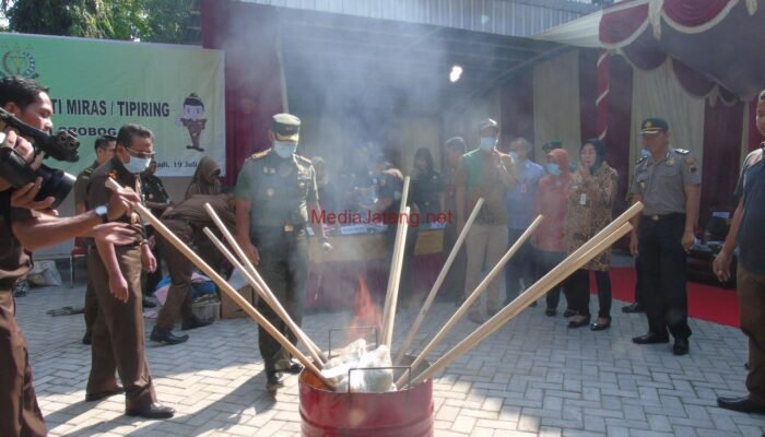 Kajari Grobogan Bakar Sabu Hingga Senjata