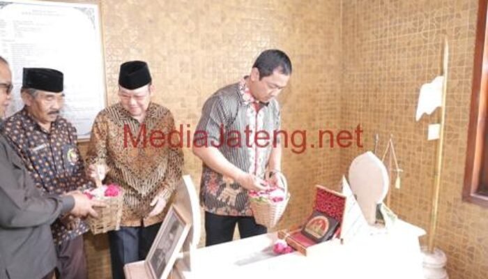 Kenang Pejuang Walikota Ziarah Ke Makam Wongsonegoro