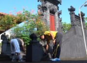 Inspiratif! Polisi Grobogan Berduyun-duyun Bersihkan Tempat Ibadah