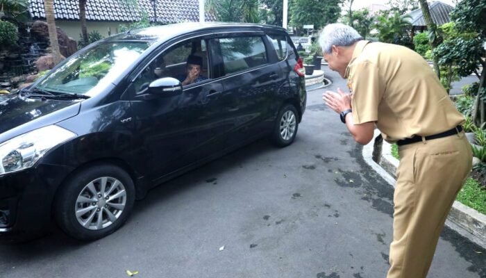 Gubernur mau sungkem ke sesepuh. Kamu ?