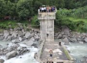 Viral : Guru honorer tantang maut. Jembatan darurat Kali Keruh dibangun
