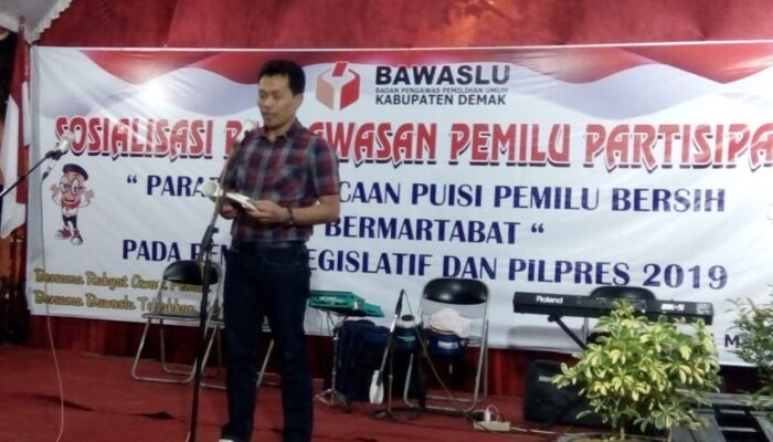 Dengan Puisi, Bawaslu Demak Ajak Masyarkat Berpartisi Menyambut Pesta Demokrasi Dengan Parade Puisi