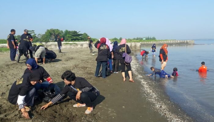 Menikmati Bermain Air, Usai Dibersihkan