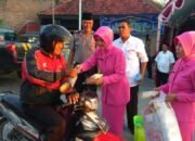 Bukan Minta Surat, Polisi Hadang Pengendara  Tuk Beri Takjil