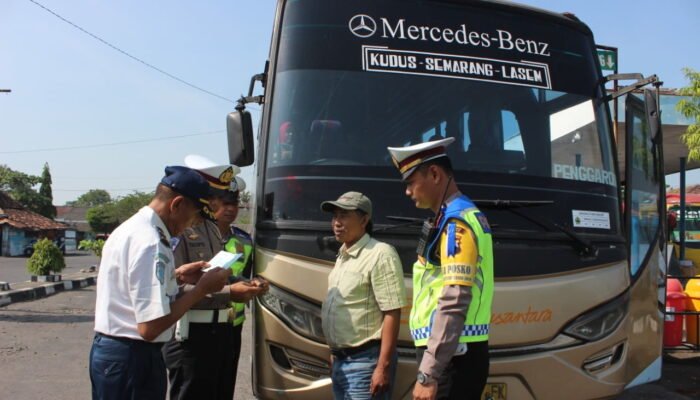 Bareng Dishub, Polres Demak Operasi Kelaikan Angkutan di Terminal Bintoro