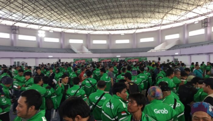 Sambut HUT RI Ke-74, GrabBike Bagikan 74.000 Jaket Baru