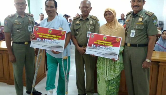 Pemkab Jepara Serahkan Bantuan Kesehatan dan Santunan Kematian kepada Anggota Satlinmas