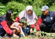 Nabila Menanam Pohon untuk Selamatkan