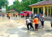 Pasca Banjir, Polisi dan TNI Gotong Royong Bersihkan Lumpur