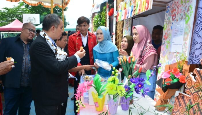 Mahasiswa KKN USM Bantu Pasarkan Produk UMKM