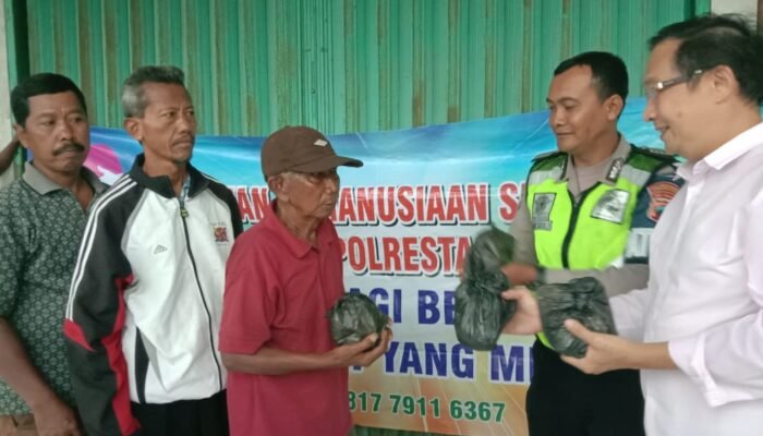Tebar Kepedulian, Relawan Kemanusiaan Dan Satlantas Polrestabes Semarang Bagikan Nasi Bungkus
