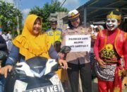 “Yu Es Teh” Ajak Emak-emak Tertib Berlalu Lintas