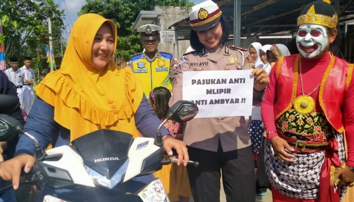 “Yu Es Teh” Ajak Emak-emak Tertib Berlalu Lintas
