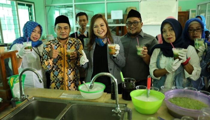 Penasaran Cendol Dawet Penangkal Corona, Lasmi Indaryani Kunjungi Sekolah Ini