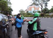 Sembari Sosialisasi Pencegahan Covid-19, KNPI Bantu Pengendara Berbuka Puasa