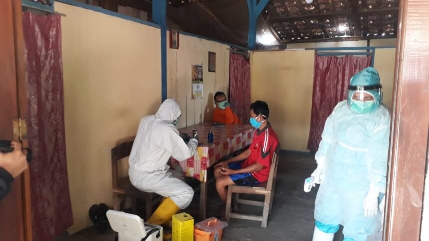 Warganya Positif, Pemdes Gencarkan Penyemprotan Disinfektan