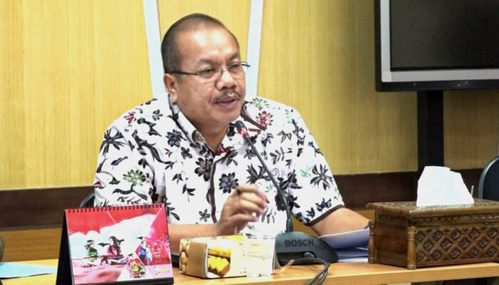 Meski PPDB Dilakukan Online, Sejumlah Orang Tua Siswa Tetap Mendatangi Sekolah