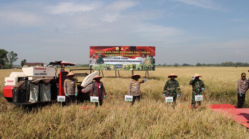 kapolda jateng disambut antusias para petani