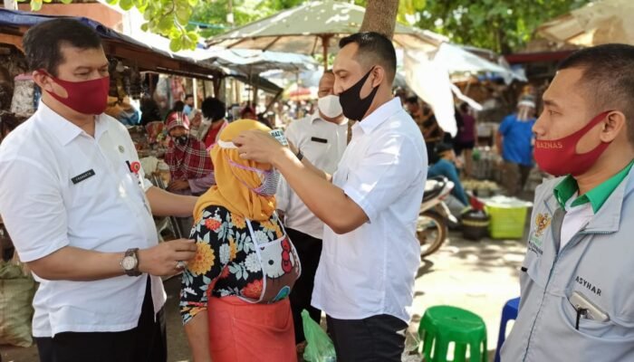 Baznas Bagikan Face Shield Kepada Pedagang, Pasar Tradisional Jadi Nyaman Dikunjungi