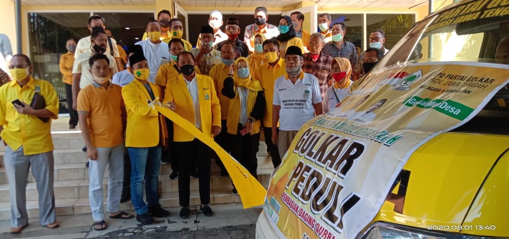 golkar membagikan hewan qurban
