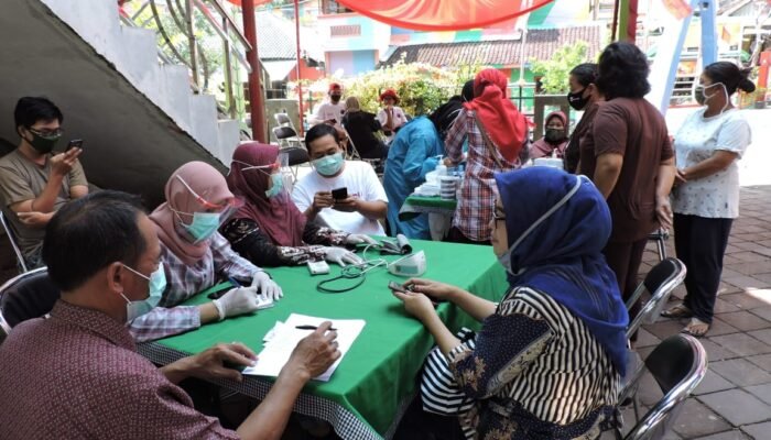 Peduli Ditengah Pandemi, KNPI Bagikan Sembako dan Gelar Pengobatan Gratis di Kampung Pelangi