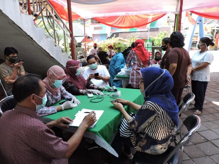 knpi kota semarang bagikan sembako gratis