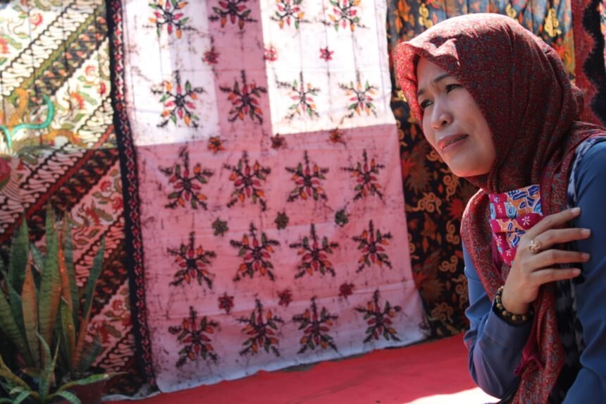 Afida Aspar Kabid PNF Dindikbud Demak saat membaca puisi dalam rangka peringatan Hari Aksara Internasional yang diselenggarakan oleh PKBM Mukti Utama Demak (foto : Ari)