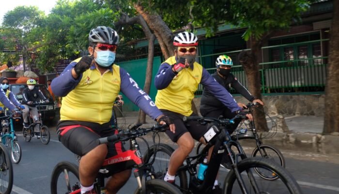 Perangi Covid 19, Kapolda bersama ICJS dan Komisi 3 DPR RI Berbagi Kebahagian Gowes di Surakarta