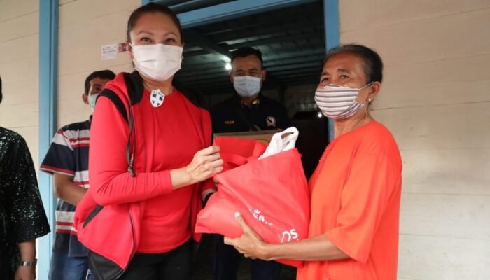 Salurkan 400 Paket Sembako Untuk Sedulur Sikep