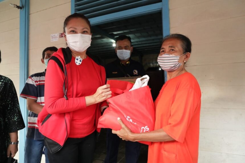 Kemensos Salurkan 400 Paket Sembako Untuk Sedulur Sikep