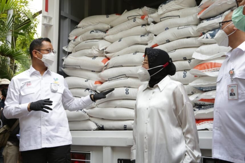 Mensos Juliari Batubara menyaksikan secara langsung alur distribusi Bantuan Sosial Beras (BSB) di Kota Surabaya.