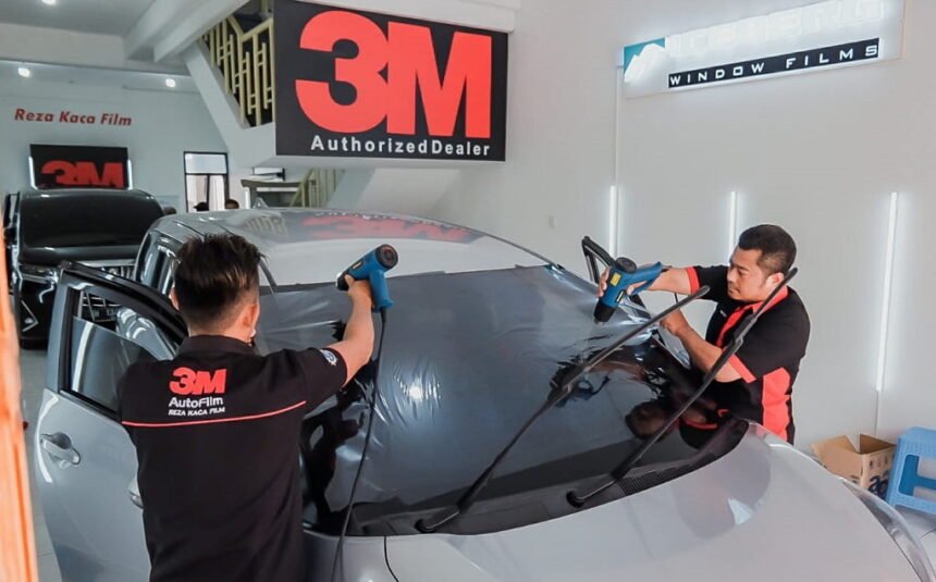 Berlokasi di Jalan Ir. Soekarno JC 11 atau tepat di depan Hartono Mall Solo, Reza Kaca Film Solo menyediakan brand-brand kaca film original. Salah satunya yakni 3M yang saat ini sangat diminati oleh masyarakat.