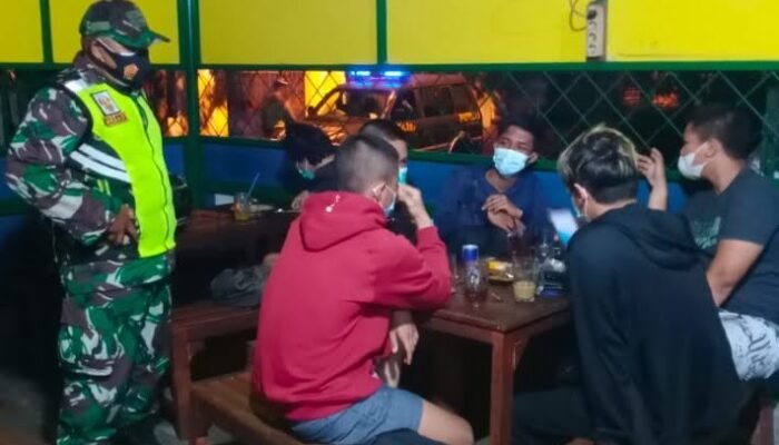 Babinsa Bersama Bhabinkamtibmas dan Lurah Bulusan Kecamatan Tembalang Datangi Angkringan