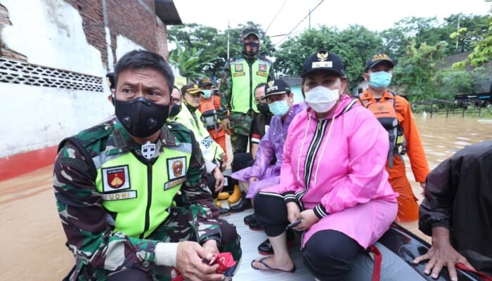 Semarang Dikepung Bencana, Dandim Perintahkan Prajuritnya Turun Tangan Bantu Korban