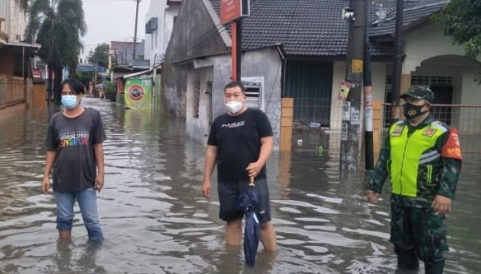 Prajurit Kodim 0733 BS Bantu Warga Terdampak Banjir  