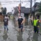 Prajurit Kodim 0733 BS Bantu Warga Terdampak Banjir  