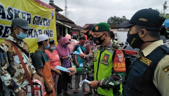 Pembagian Masker Gratis Oleh Anggota Koramil 11 Pedurungan Kodim 0733 BS Semarang
