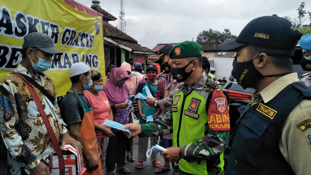 Pembagian Masker Gratis Oleh Anggota Koramil 11 Pedurungan Kodim 0733 BS Semarang