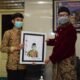 Peringati HUT Banyumas, Bupati Dihadiahi Karikatur dari Bahan Plastik