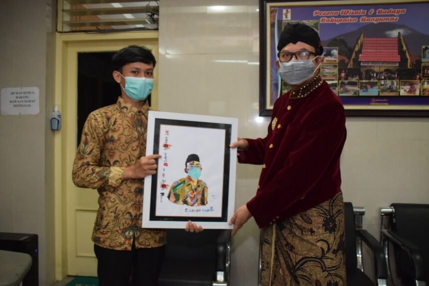Peringati HUT Banyumas, Bupati Dihadiahi Karikatur dari Bahan Plastik