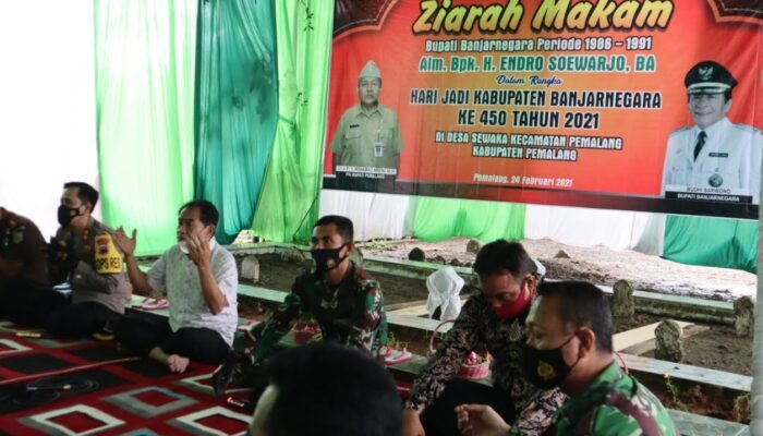 Bupati Banjarnegara Ziarah ke Makam Bupati Endro Soewarjo di Pemalang