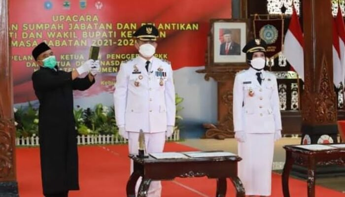 Arif – Rista Resmi Dilantik Sebagai Bupati dan Wakil Bupati Kebumen