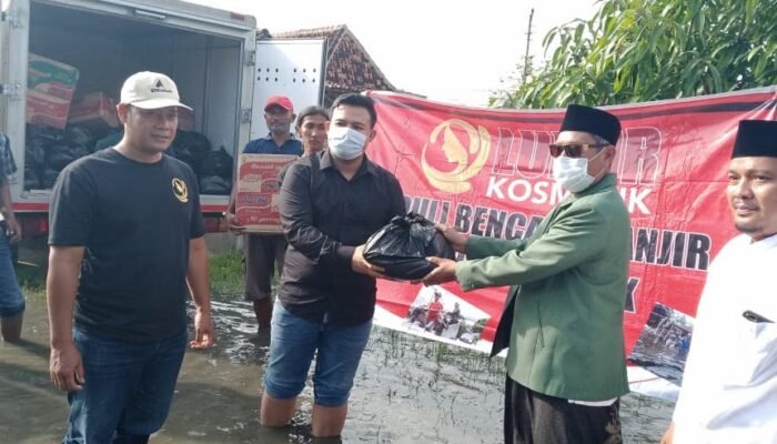 Luhur Kosmetik Bantu Warga Bugangan Demak Yang Terendam Banjir Empat Bulan